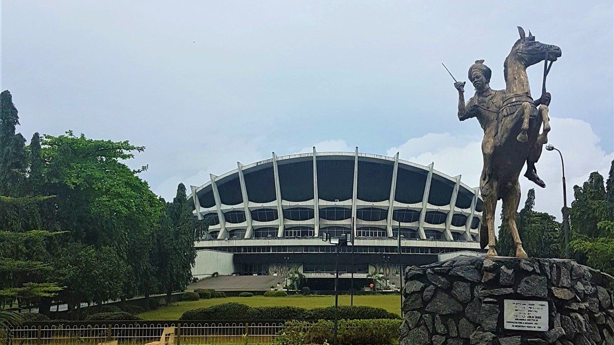 Współczesny pomnik Aminy przed National Arts Theatre w Lagos; późniejsze wyobrażenie królowej. 