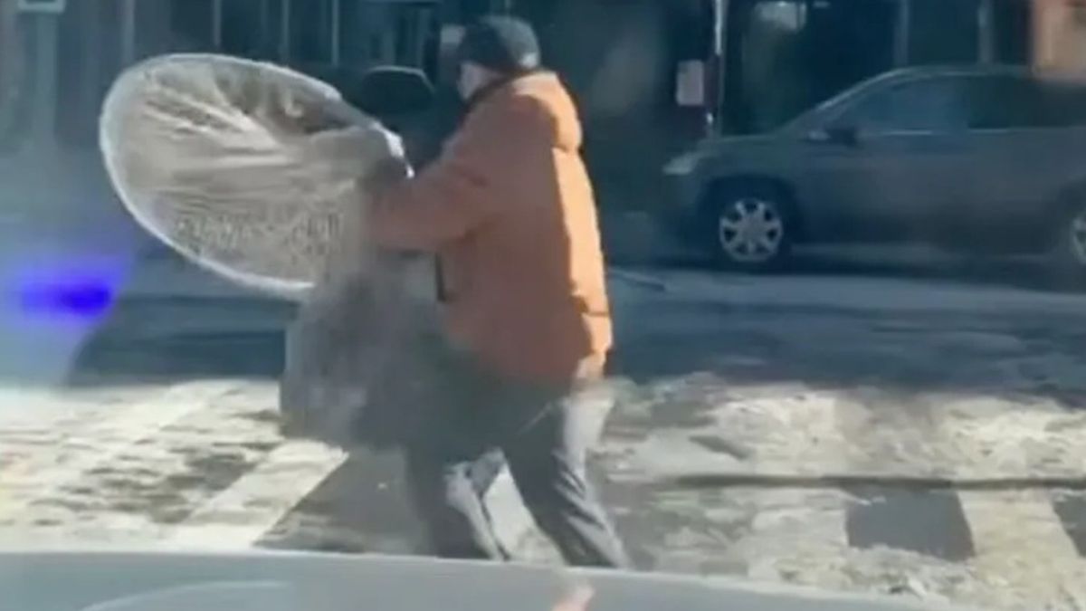 Amerykańskie media donoszą o mężczyźnie, który łapie gołębie