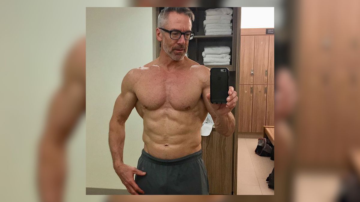 60-latek dzięki ćwiczeniom zachwyca młodzieńczym wyglądem 