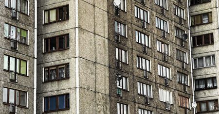 Wypadek w Chełmnie. Dziecko wypadło z okna w bloku