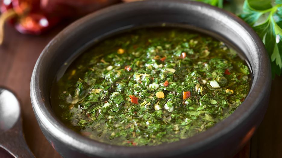 Przepis na kiełbasę nadziewaną chimichurri przeniesie cię 