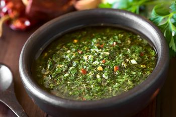 Argentyna na grillu. Przepis na kiełbasę nadziewaną chimichurri