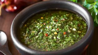 Argentyna na grillu. Przepis na kiełbasę nadziewaną chimichurri