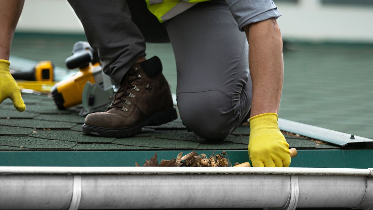 Zapchane rynny mogą wymagać naprawy