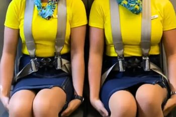 Wielu pasażerów to dziwi. Stewardesy nie robią tego bez powodu