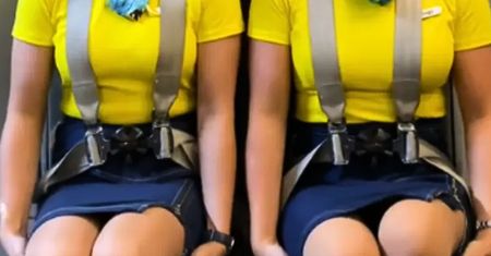 Wielu pasażerów to dziwi. Stewardesy nie robią tego bez powodu
