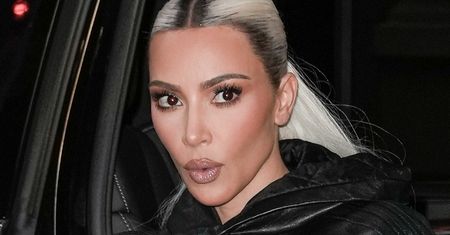 Kim Kardashian podnosi ciężary w cielistym bikini, chwaląc się umięśnioną sylwetką. Ciekawy pomysł na sesję? (ZDJĘCIA)