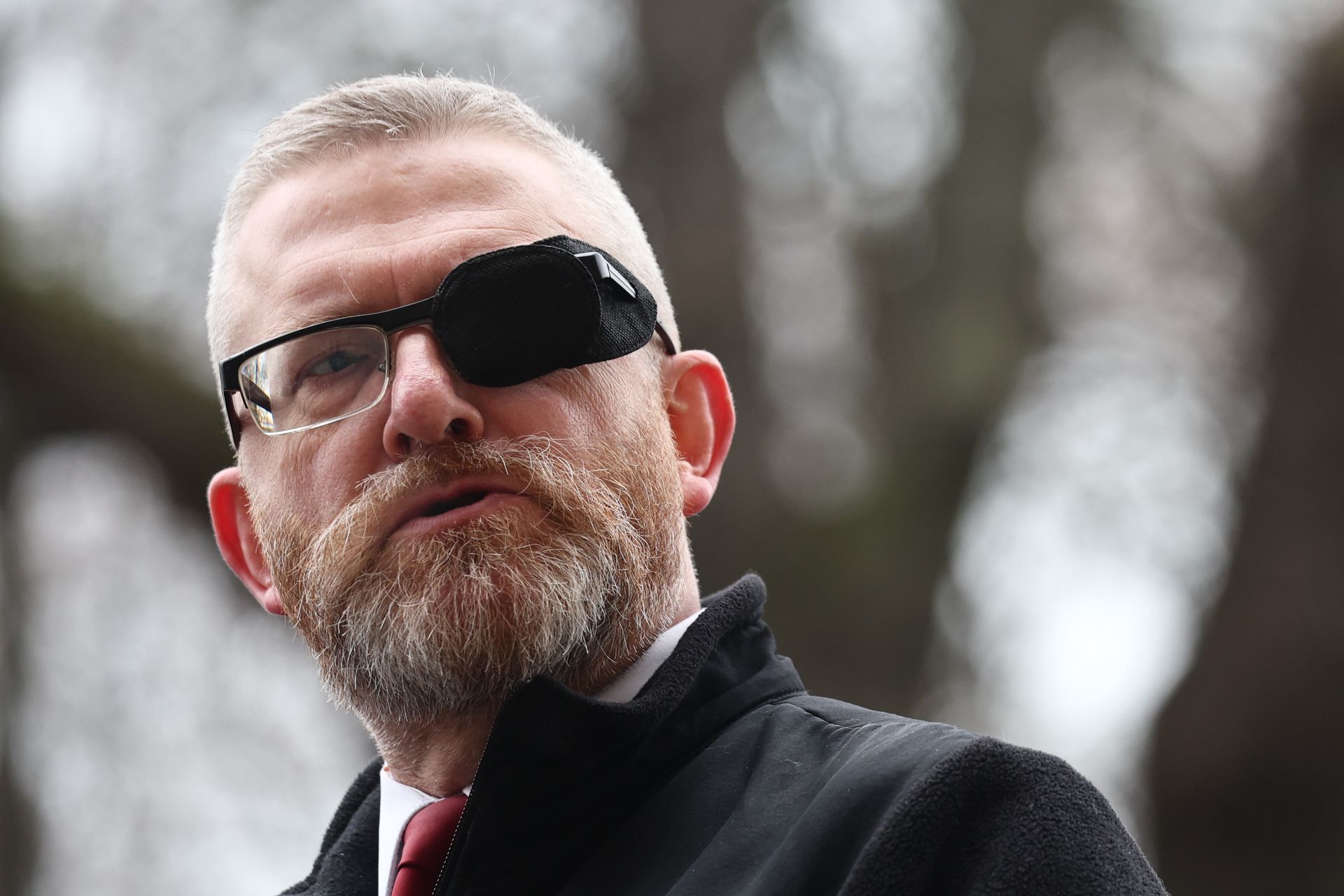 Problemy Grzegorza Brauna. Spóźnione sprawozdanie fundacji