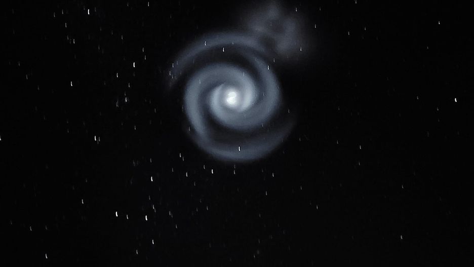 Tajemnicza świetlna spirala nad Nową Zelandią, uchwycona przez obserwatorów gwiazd Twinkle Dark Sky Tours