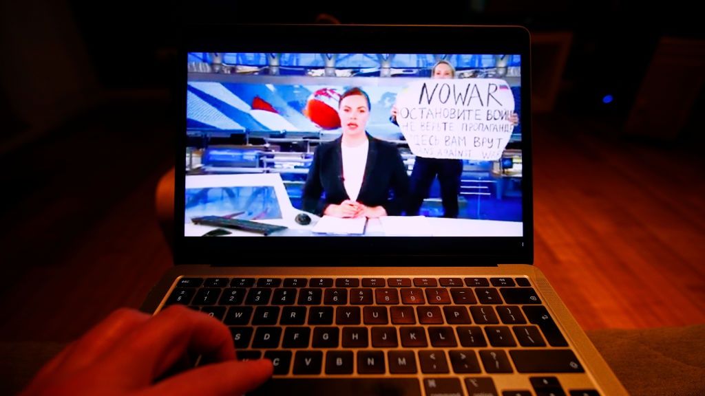 Na zdjęciu laptop z nagraniem z protestu Mileny Owsiannikowej