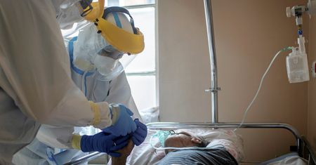 "Polski model" zarządzania epidemią? Europejski rekord zgonów, choć mamy najmniej zakażeń i testów