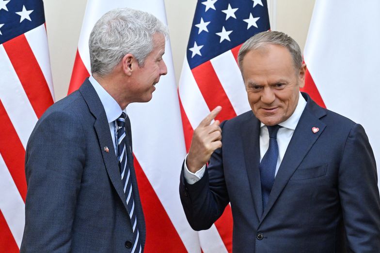 Warszawa, 28.04.2025. Premier Donald Tusk (P) i sekretarz ds. energii USA Chris Wright (L) podczas spotkania w Kancelarii Prezesa Rady Ministrów w Warszawie, 28 bm. (jm) PAP/Radek Pietruszka