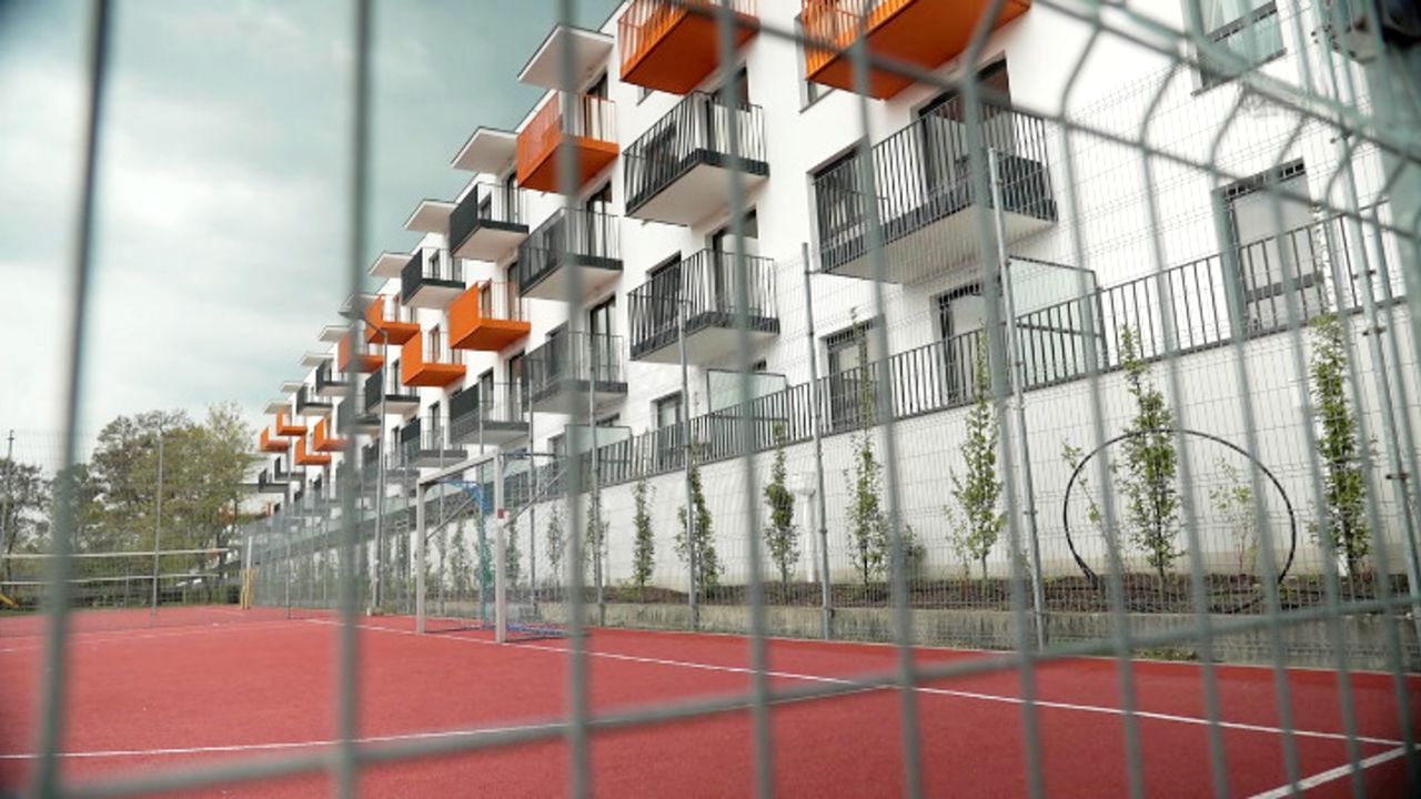 Warszawska patodeweloperka. Zamieszkali metr od boiska