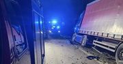 Czołowe zderzenie ciężarówki z osobówką. Jedna osoba zginęła