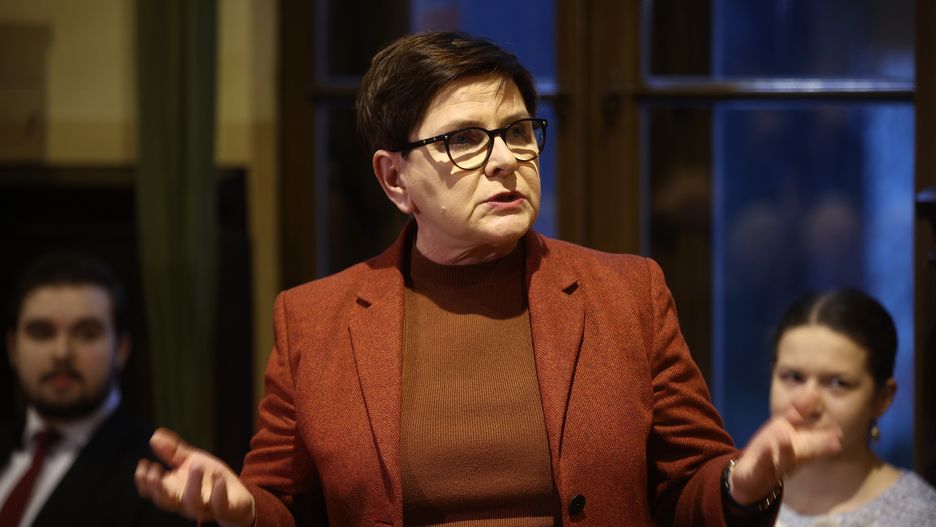 Kraków, 27.01.2024. Europosłanka Beata Szydło (C) podczas spotkania z mieszkańcami w Hali Sokoła w Krakowie, 27 bm. (sko) PAP/Łukasz Gągulski