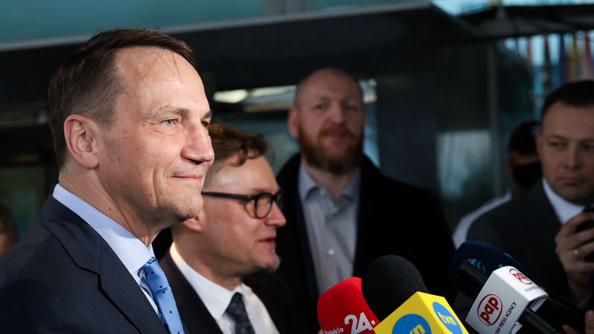 Waszyngton, USA, 26.02.2024. Minister spraw zagranicznych RP Radosław Sikorski (L) podczas briefingu prasowego po zakończeniu spotkania z sekretarzem stanu USA Antonym Blinkenem w Departamencie Stanu w Waszyngtonie, 26 bm. (amb) PAP/Marcin Cholewiński