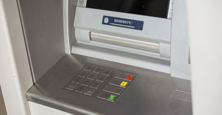 Dolnośląskie. Zuchwali złodzieje gotówki z bankomatów. Przecięli opony policjantom