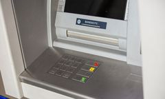 Dolnośląskie. Zuchwali złodzieje gotówki z bankomatów. Przecięli opony policjantom