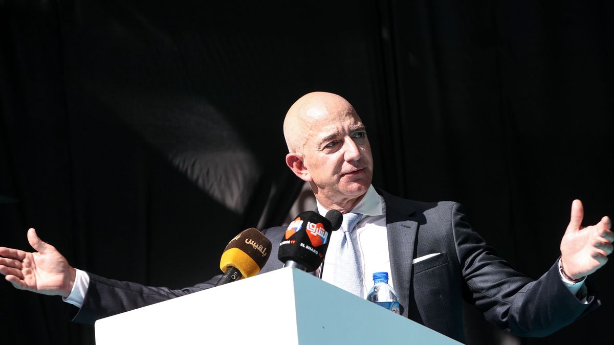 Jeff Bezos jest prezesem Amazona i najbogatszym człowiekiem na świecie.