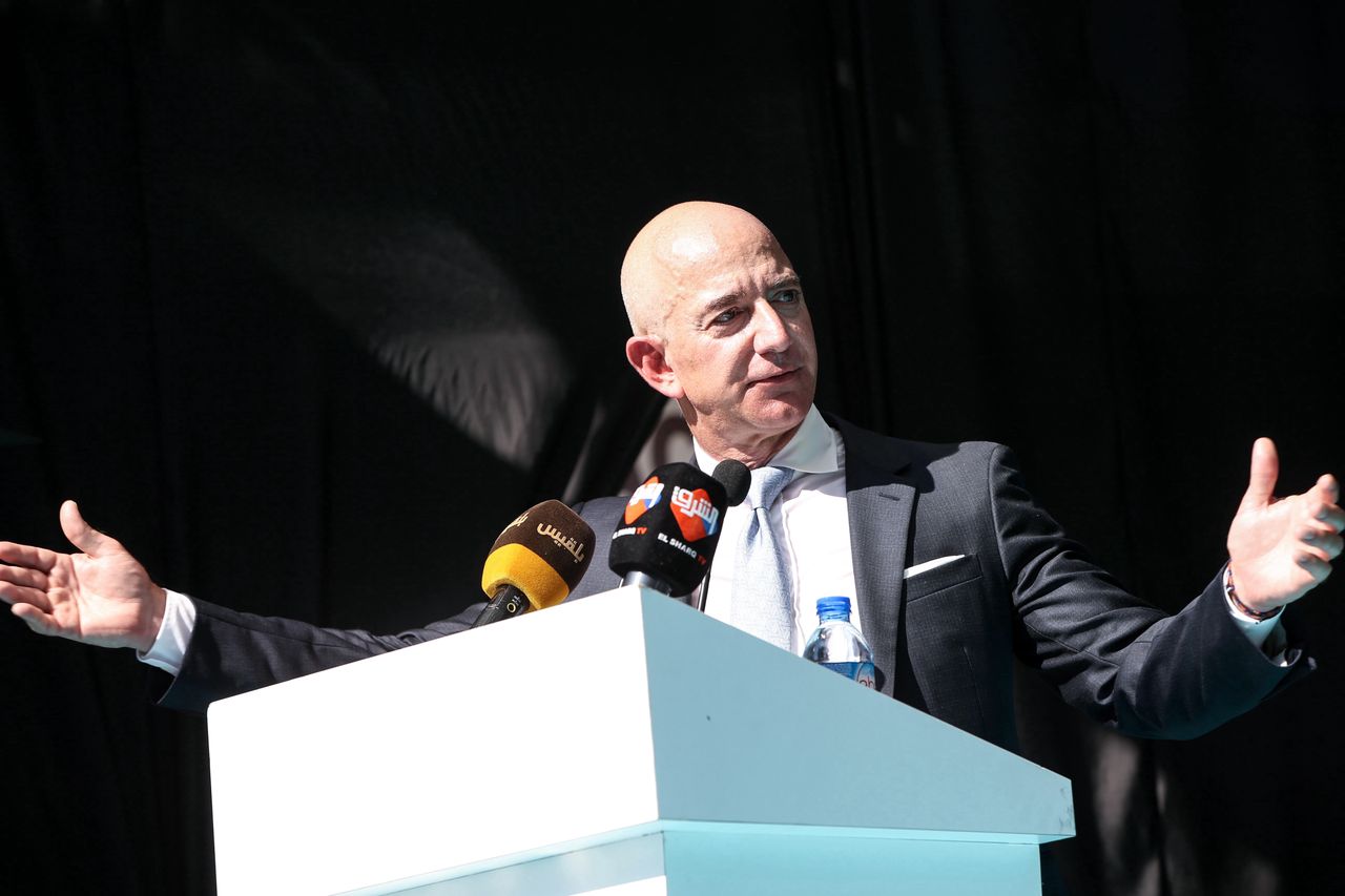 Jeff Bezos jest prezesem Amazona i najbogatszym człowiekiem na świecie.