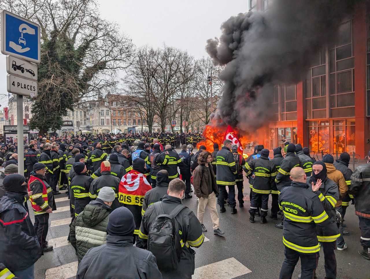Strażacy mówią "dość". Rozpalili ognisko w środku Lille