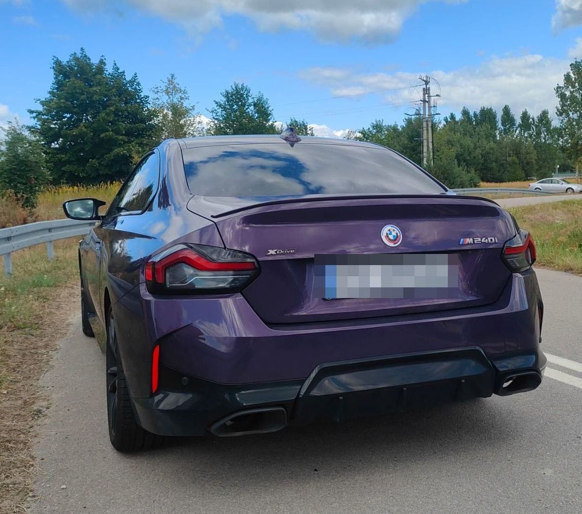 BMW zatrzymane na S17. Kierowca przekroczył prędkość i prowadził przywłaszczony pojazd