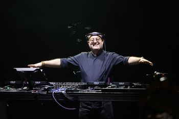 W nietypowy sposób uczcili pamięć papieża. Ksiądz jako DJ