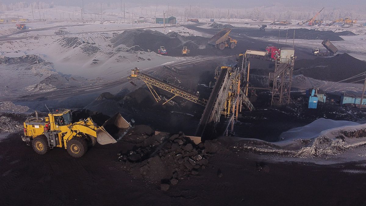 KEMEROVO REGION, RUSSIA - DECEMBER 27, 2021: Coal extraction at the Zarechny open-pit coal mine of Siberian Coal Energy Company (SUEK) in the village of Zarechny. Siberian Coal Energy Company is Russia's largest coal supplier and one of the leading coal and energy companies of the world. The company produces over 30 mln tonnes of steam coal a year. The highest is 38.2 mln tonnes. SUEK-Kuzbass, a subsidiary of Siberian Coal Energy Company, ranks first in volume of underground mining in Russia. Maxim Kiselev/TASS (Photo by Maxim Kiselev\TASS via Getty Images)