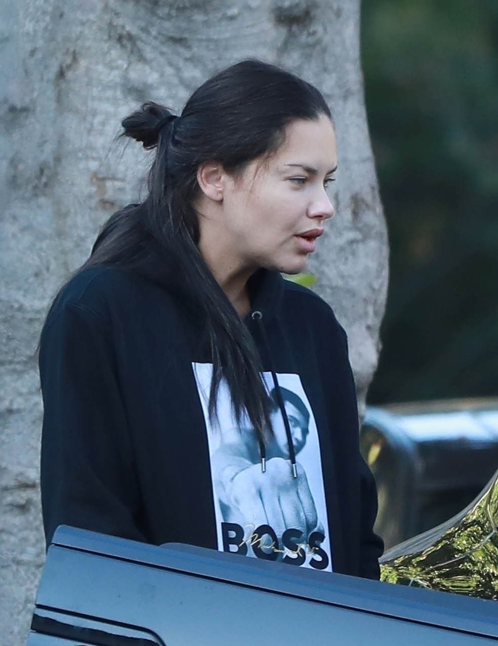 Naturalna Adriana Lima na spacerze w Los Angeles