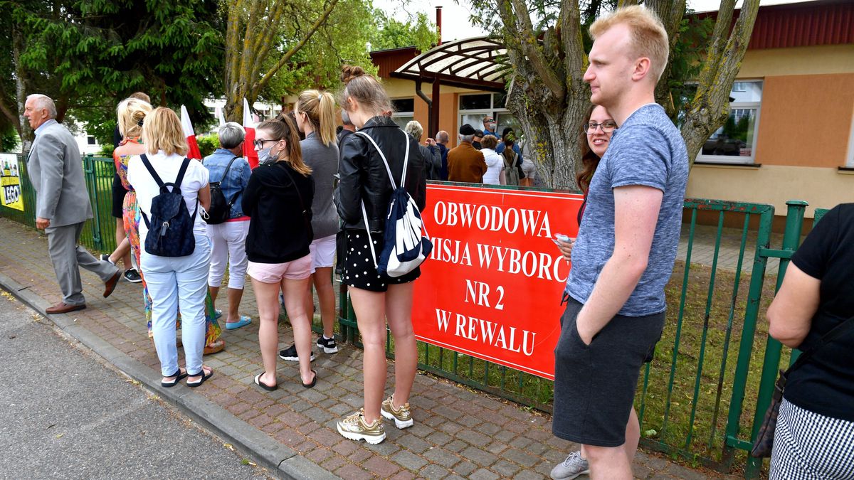 Hermeliński przedłużył o 1,5 godziny ciszę wyborczą w 2015 roku