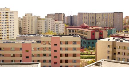 Polacy mieszkają w przeludnionych mieszkaniach. Ceny wynajmu porażają