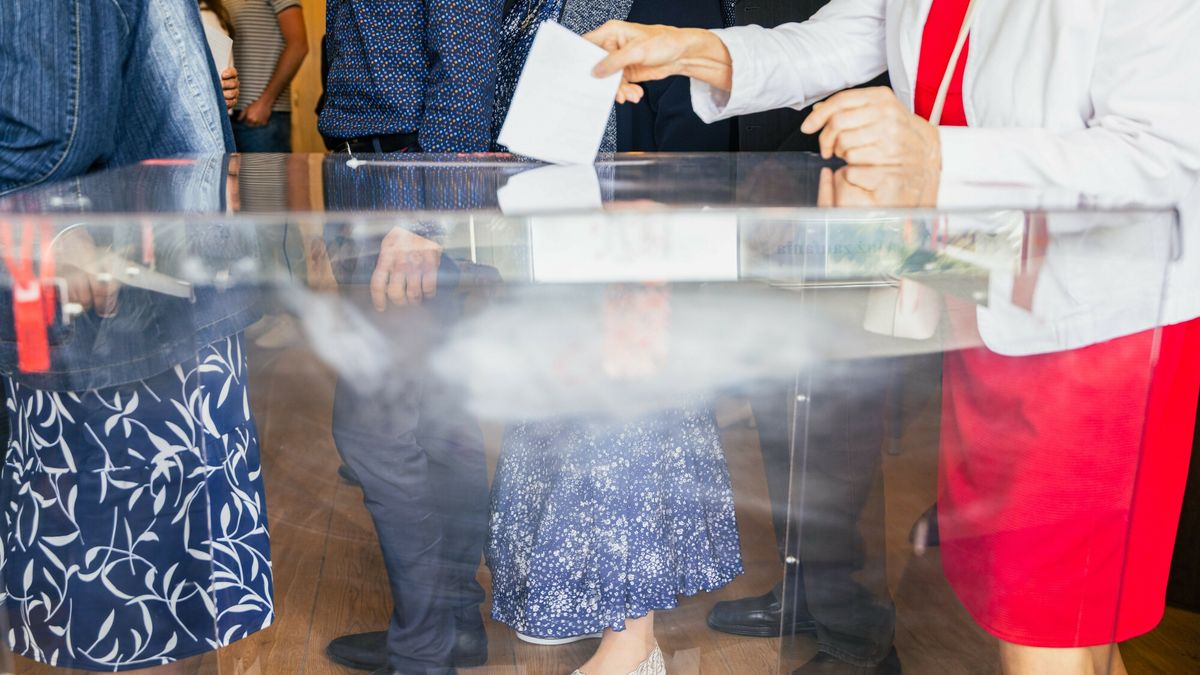 Druga tura wybor�w prezydenckich 2025 - komisje wyborcze
Fot. Julian Sojka/East News, Janislawice (woj. lodzkie), 1.06.2025. Druga tura wybor�w prezydenckich 2025 - komisje wyborcze.
Julian Sojka