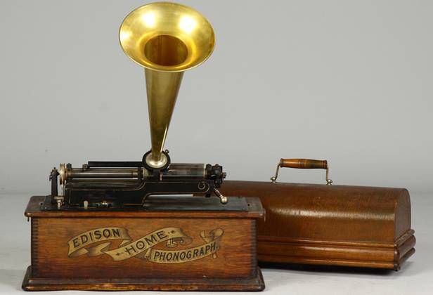 Fonograf Edisona - model z 1901 roku (Fot. Cottoneauctions.com)