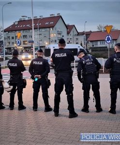 Wrocław. Policja musiała interweniować pod stadionem. Dwie osoby zatrzymane