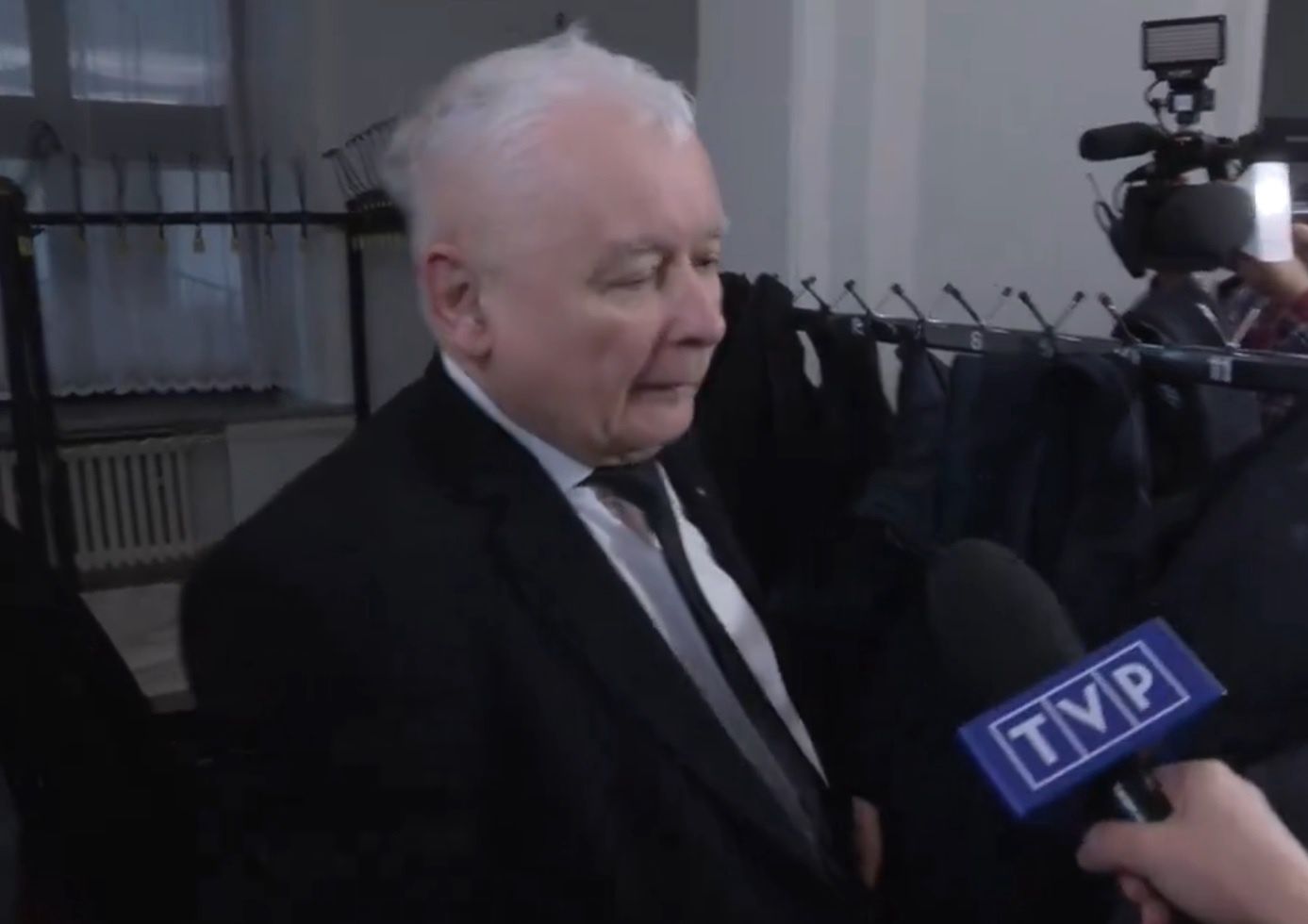 Zakłopotany Kaczyński. Dziennikarze towarzyszyli mu w szatni