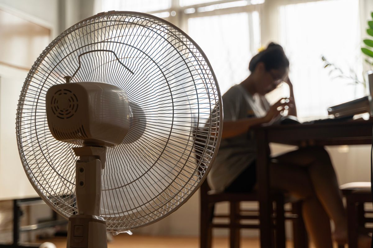 Postaw przy wentylatorze. Zadziała lepiej niż klimatyzacja