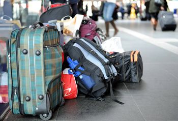 Walizka zaczęła się ruszać. W środku była mała dziewczynka