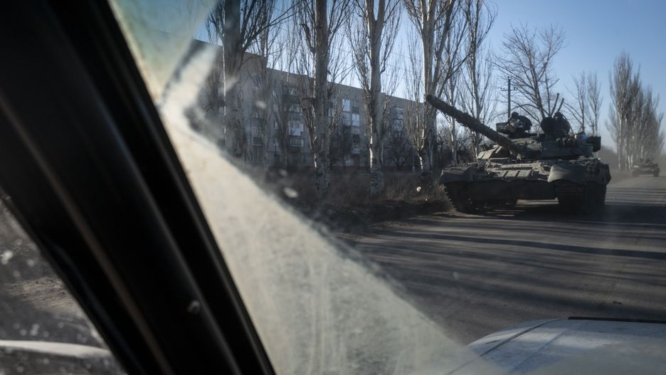 BAKHMUT, UKRAINE - JANUARY 26: Ukrainian tank moves on a street in Bakhmut, Ukraine on January 26, 2023. (Photo by Marek M. Berezowski/Anadolu Agency via Getty Images)