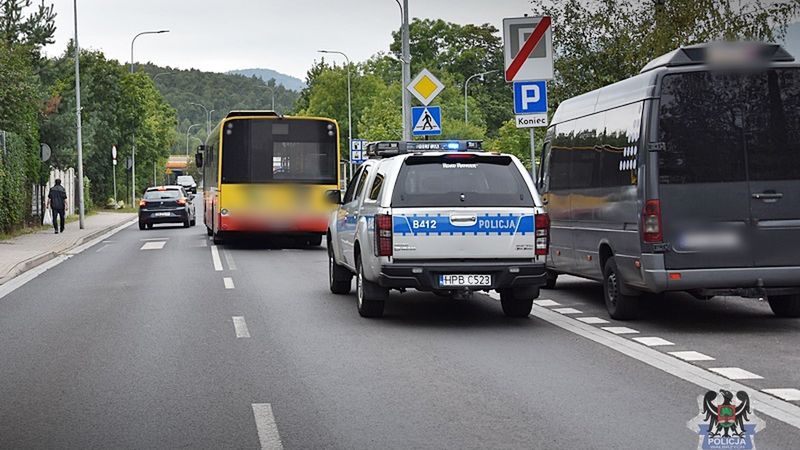 Na przejściu dla pieszych w Wałbrzychu kierowca autobusu potrącił 13-letniego chłopca  