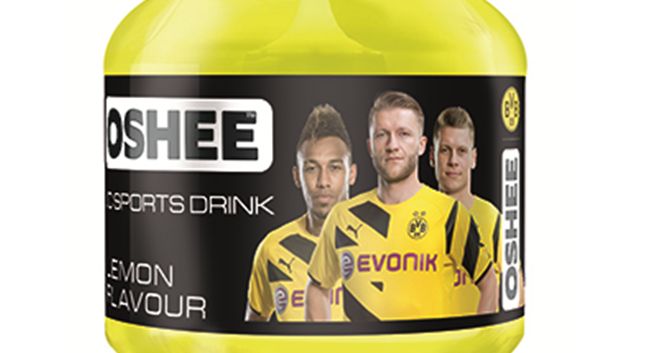 Piłkarze Borussii Dortmund na butelkach i w reklamach Oshee