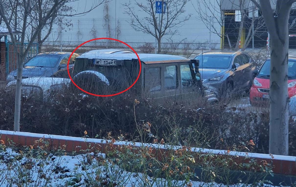 W tym modelu jest to miejsce przewidziane konstrukcyjnie. W każdym innym "blachy" byłyby umieszczone nieprawidłowo