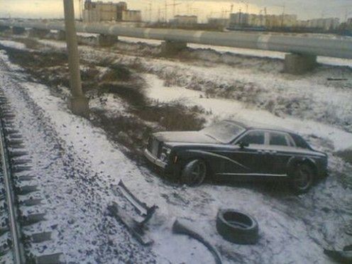 Co to za miłość? Rolls-Royce porzucony na torach kolejowych!