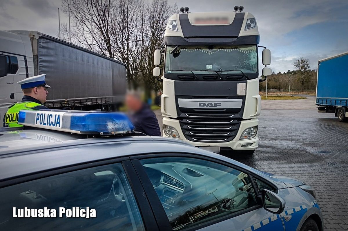 Kierowca tira wyłamał rogatki. Policja nie miała litości