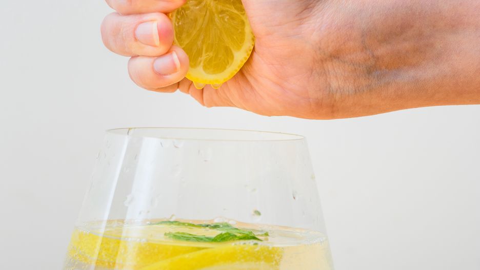 Picie wody z cytryną a szliwo