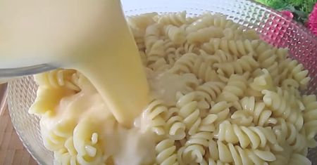 Zalewam makaron tą pyszną masą i zapiekam. Obiad jest gotowy w mgnieniu oka