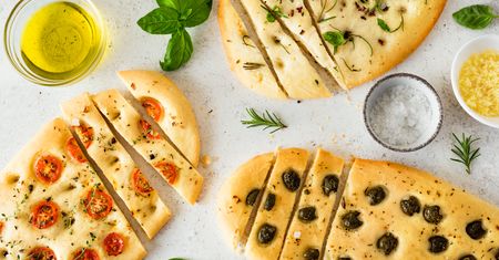 Konkurencja dla pizzy. Focaccia ze szparagami i pomidorkami