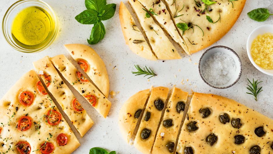 Konkurencja dla pizzy. Focaccia ze szparagami i pomidorkami