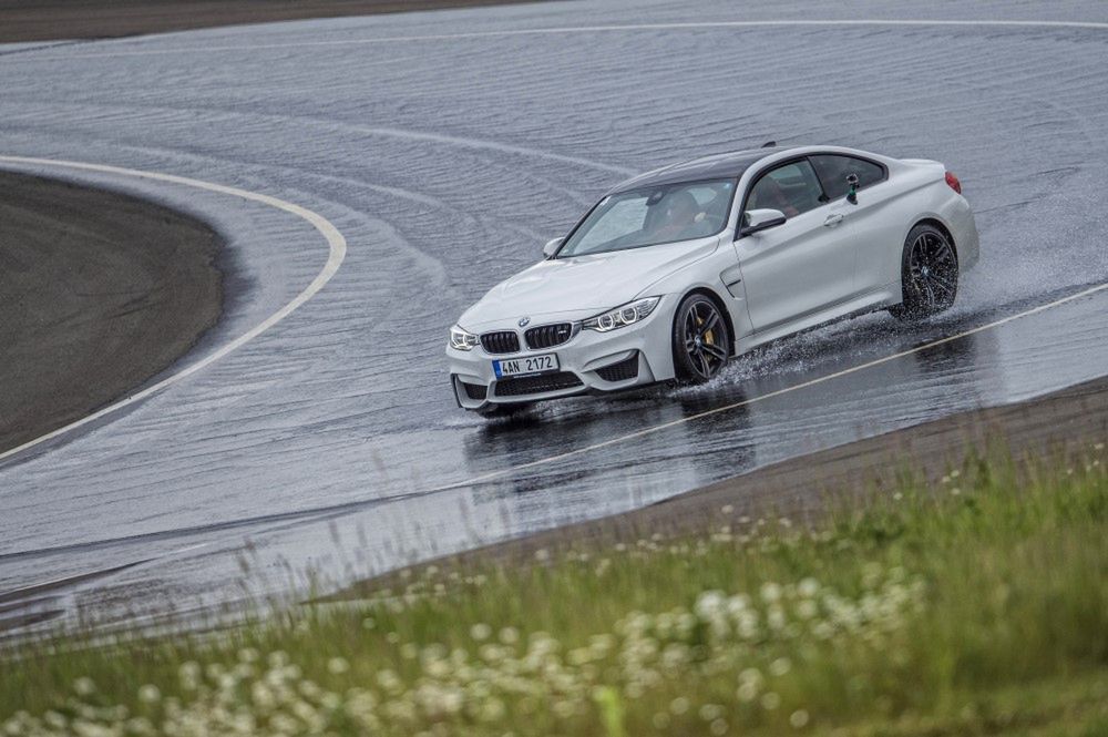 BMW M4 prowadzi się stabilnie i pewnie sprawiając pozory, że trudno je wytrącić z równowagi. Przez to również trudniej wyczuć zbliżający się moment nagłego zerwania przyczepności tylnej osi. M4 bywa przez to zdradliwe i czasem trzeba z nim powalczyć o resztki trakcji.