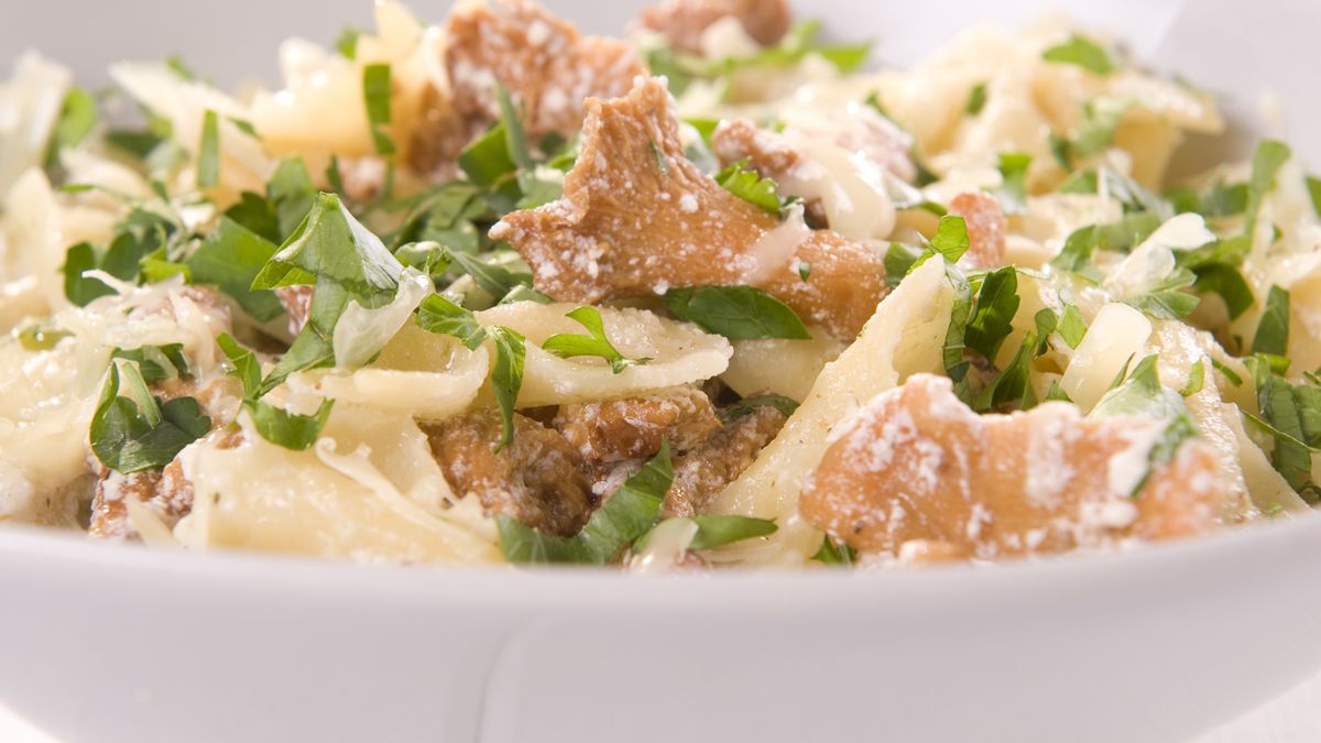 Makaron z kurkami w sosie śmietanowym