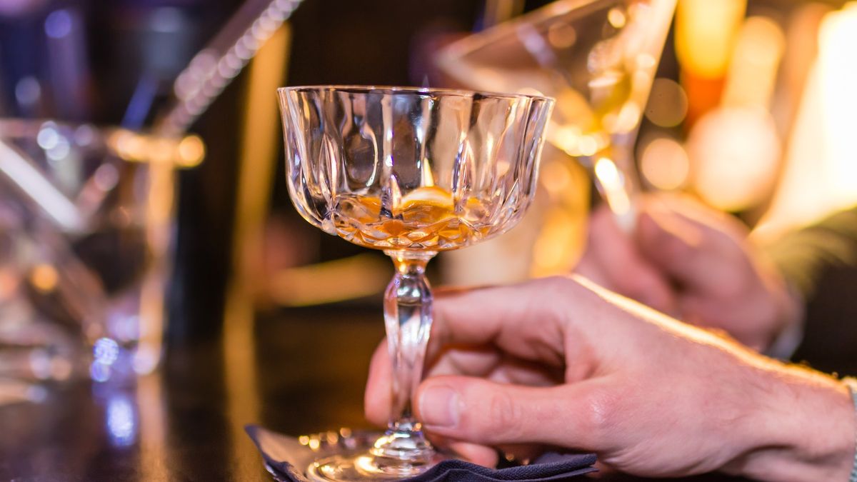 Mężczyźnie serwowano kolejkę za kolejką alkoholu